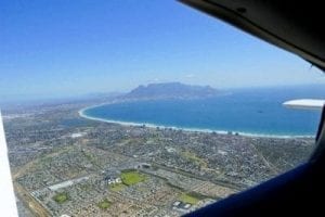 Ein Blick vom Sportflugzeug auf Kapstadt