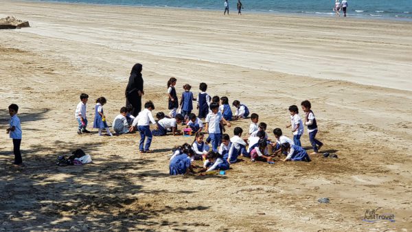 Spielende Kinder am Qurum Beach