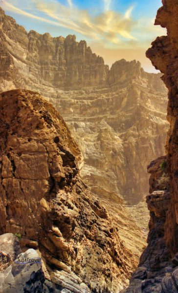 Steile Felswände im Wadi Ghul