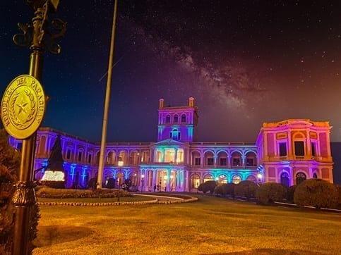 Palacio López bei Nacht