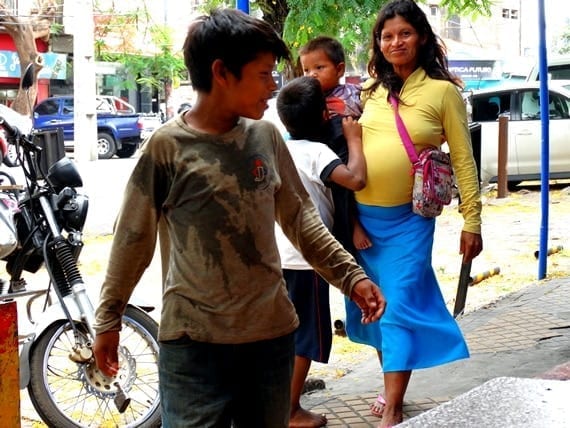 Eine Guaraní Familie in den Straßen von Asunsion