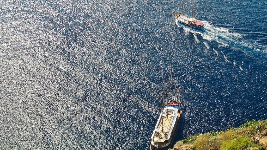 Blick auf die MS Galileo im Alten Hafen von Fira