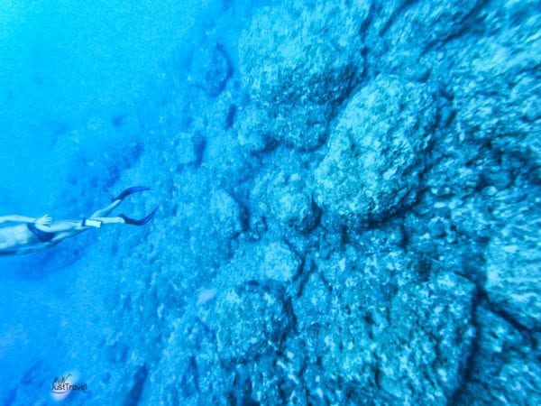 Ein Taucher, Blaue Grotten