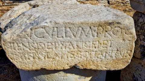 alte-schriftzeichen-in-einem-stein