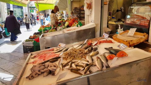 frischer fisch auf dem markt in syros