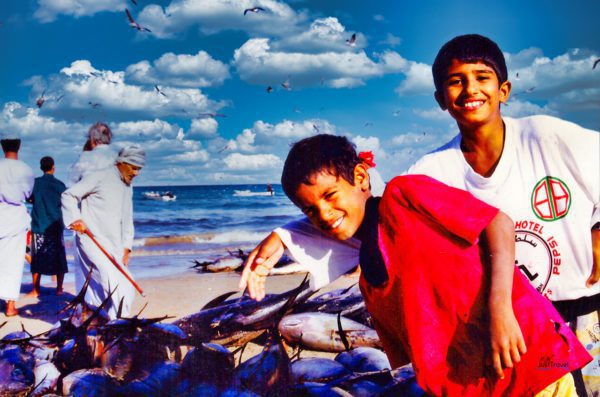Die Jungs sind stolz auf den Fang von Thunfisch, Oman