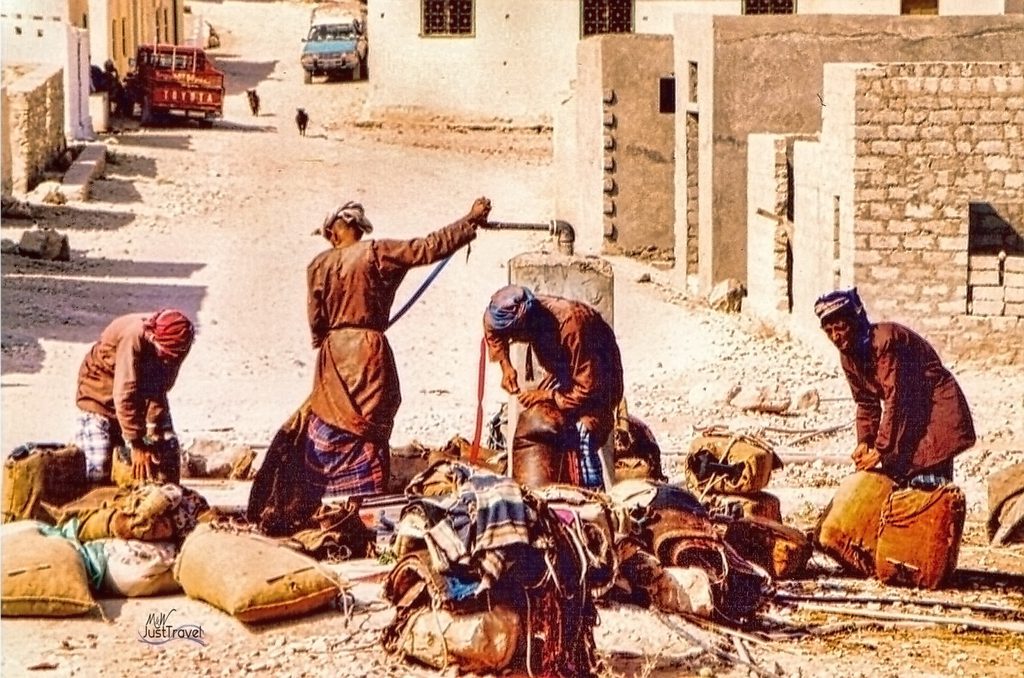 Beduinen aus den Bergen, Oman 1992, Wasserfassen