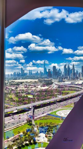 Blick aus einem Fenster des Dubai Frames