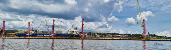 Chinesisches Schiff im Industriehafen von Manaus