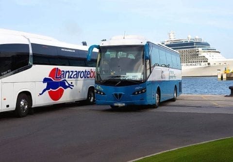 Busse im Hafen
