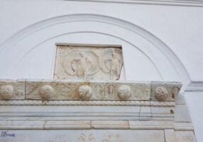 Das Relief stellt zwei Pfauen dar, Monemvasia